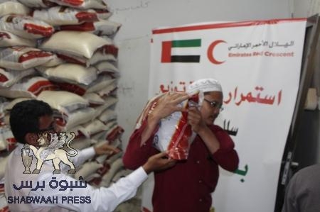 استمرار تقديم المزيد من المساعدات الغذائية الإماراتية على أهالي منطقة فوة بالمكلا