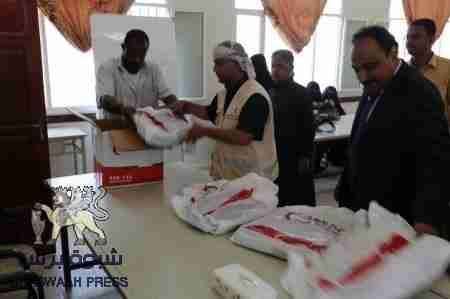 الهلال الأحمر الإماراتي يدشن المساعدات المدرسية المتنوعة بعدد من مدارس الديس الشرقية بساحل حضرموت