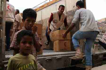 الهلال الاحمر الاماراتي يسلم مواد طبية لجزيرة ميون