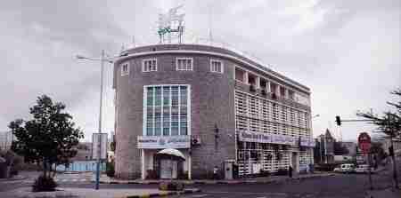 البنك الأهلي في عدن يطرح مبالغ بالدولار في مزاد لتوفير السيولة&lrm;