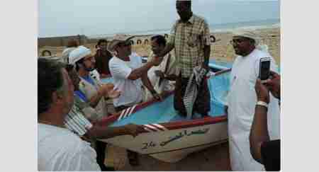 الهلال الأحمر الإماراتي يقدم قوارب صيد لصيادي سقطرى