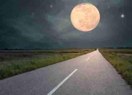 أنتم على موعد هذه الليلة مع القمر العملاق