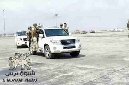 محافظ البنك المركزي يصل الى عدن وترقب لصرف رواتب الموظفين