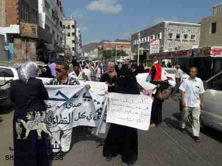 لليوم الثالث على التوالي عدن تنتفض بتظاهرات مطالبة بمكافحة الفساد وتندداً بتردي الأوضاع