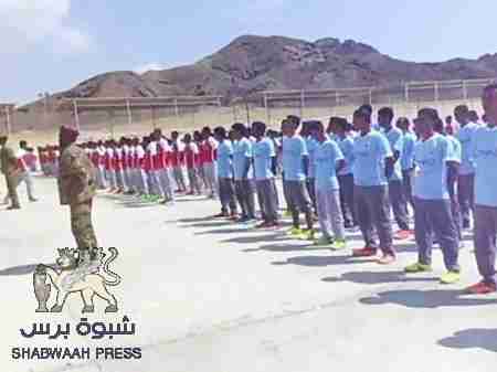 التوجيه المعنوي يحاضر مجندين في الحزام الأمني بمعسكر رأس عباس التدريبي