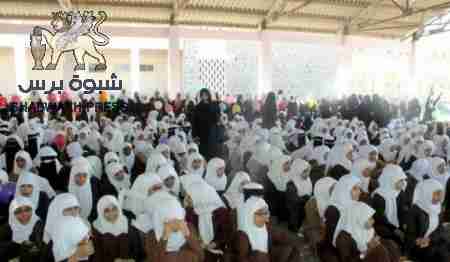 الهلال الأحمر الاماراتي يواصل توزيع الحقائب المدرسية بمدارس عدن