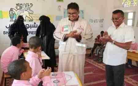 الهلال الأحمر الإماراتي يواصل مشروع توزيع الحقيبة المدرسية لطلاب مدارس عدن