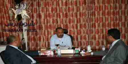 المحافظ الزبيدي يناقش مع وزارة الصناعة والتجارة القضايا التموينية للعاصمة عدن