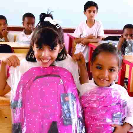 مساعدات إماراتية للمتقاعدين والتلاميذ في اليمن