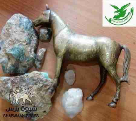 أمن لحج يضبط قطعة اثرية واحجار كريمة بحوزة شخص كان ينوي تهريبها الى دولة عربية