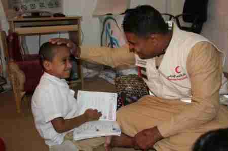 هيئة الهلال الأحمر الإماراتي توزع حقائب مدرسية على طلاب مركز الأمل لذوي الاعاقة الحركية والذهنية بتريم