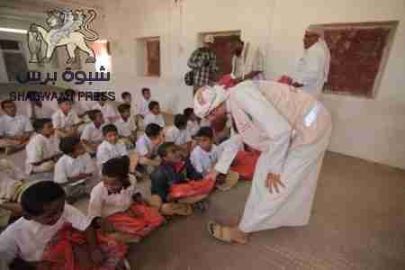 هيئة الهلال الأحمر الإماراتي تواصل تقديم المساعدات المدرسية بمديرية شبام بوادي حضرموت