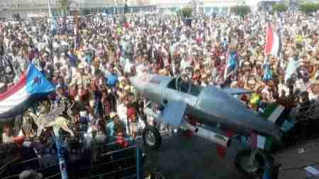 آلاف الجنوبيون يتوافدون إلى ساحة العروض بخورمكسر للإحتفاء بـ 30 نوفمبر