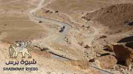 محافظ شبوة يشيد بدور الاهالي في تنفيذ مشروع اعادة تأهيل ورصف عقبة العناب بمديرية الروضة .