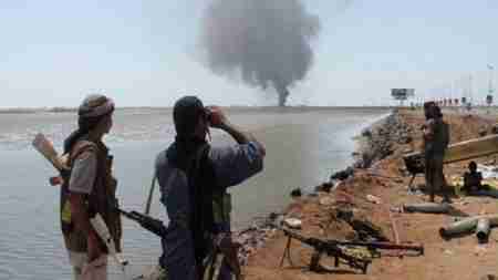 أنباء عن سحب ألفي جندي من باب المندب وإعادتهم إلى عدن