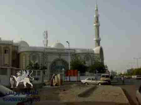 اشتباكات داخل احد مساجد المنصورة بسبب قرار اتخذه مدير أوقاف عدن