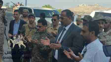 المحافظ الزبيدي يضع أكاليل  الورود على مكان اغتيال الشهيد جعفر محمد سعد