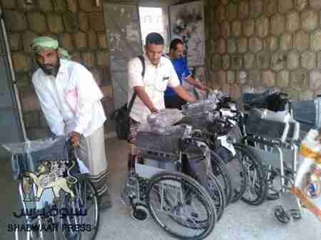 بدعم  ملتقى شعب العرم يافع مؤسسة لاجلك ياعدن التنمويه تدشن توزيع الكراسي لجرحئ الحرب في مديرية ردفان