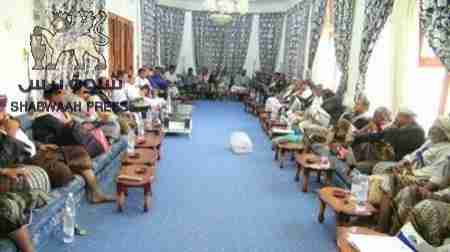 محافظ شبوة يلتقي بالتجار ورجال اﻻعمال ويثمن دورهم في تحقيق اﻻستقرار التمويني بالمحافظة .