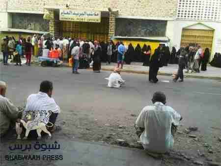 مدير سابق لبريد عدن متهم بالفساد وموالاة الحوثيين يعود للظهور مجددا في المدينة