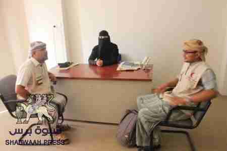 الهلال الأحمر الإماراتي يسلم مركز محو الأمية بالمكلا معدات وأجهزة ومستلزمات مكتبيه