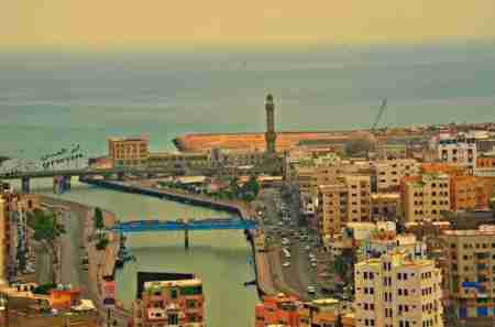 قوات النخبة والتحالف العربي تسمح لأحد المعتقلين بحضور دفن والده.. كما سمحت للكثير من المعتقلين بالاطمئنان على ذويهم.