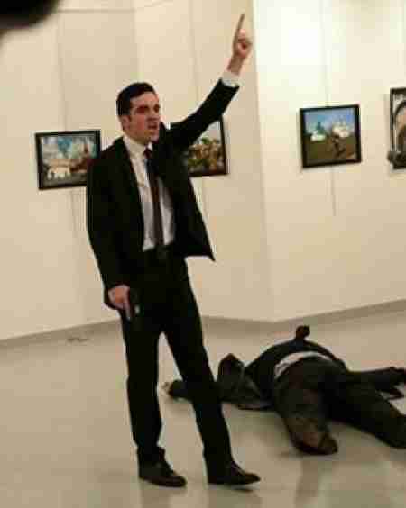 مقتل السفير الروسي في عملية اطلاق نار بالعاصمة التركية