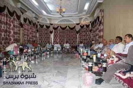 عيدروس وشلال يلتقيان بنخبة من اهالي عدن ويناقشان تفعيل دور مجلس الحكماء