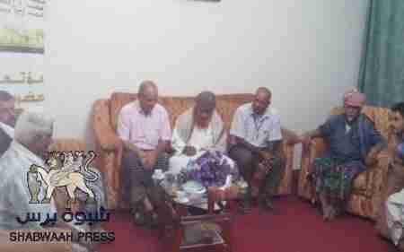 شيخ قبيلة بن عجيل الحمومية يزور مقر تحضيرية مؤتمر حضرموت الجامع مباركًا ومؤيدًا