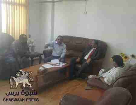 محافظ العاصة عدن الزبيدي  في لقاء مع القاضي صالح ناصر رئيس لجنة الاراضي والتعويضات في الحنوب