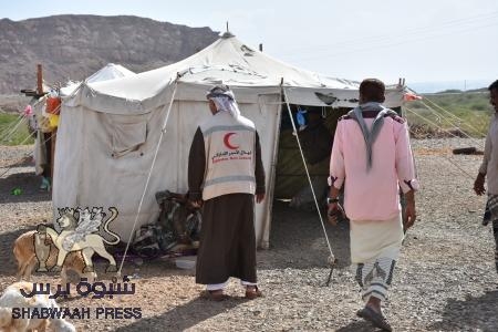 الهلال الأحمر الإماراتي يستجيب لنداء استغاثة من نازحي منطقة الغبر ويقدم خيم ايواء وسلال غذائية وأدوية