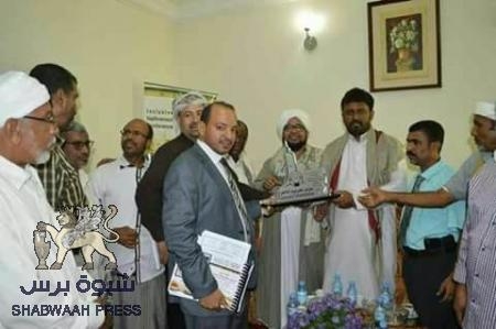 المقدم ‘‘عمرو بن حبريش‘‘ يتسلم درع ‘‘معرض حضرموت للاختراع‘‘ الممنوح لـ ‘‘مؤتمر حضرموت الجامع‘‘ كـ ‘‘راعي فضي‘‘