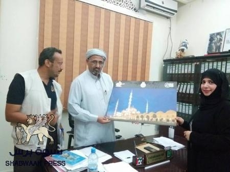 نادي عدن للتصوير يهدي صورة مسجد الشيخ زايد بن سلطان  للمحافظ الزبيدي