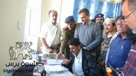 محافظ شبوة لملس يدشن صرف الرواتب للجنود في محافظة شبوة ويشيد بجهود الأمن ولجنة الصرف