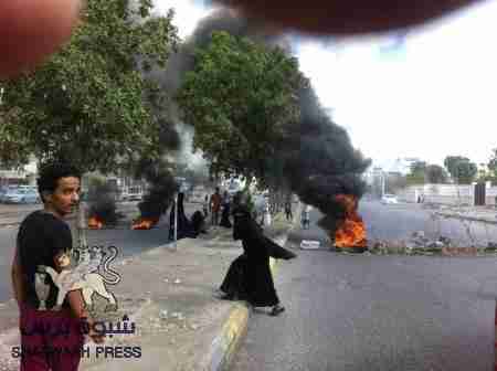 احتجاجات وحرائق وقطع طرقات لحرمان الحكومة موظفيها من رواتبهم