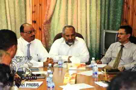 بن بريك يحذر السلطات المحلية والأمنية بوادي حضرموت ويعد بإقالة ومحاسبة كل مقصر في عمله