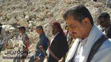 المحافظ لملس يؤكد ضرورة الالتزام بالانضباط الوظيفي للطاقم الطبي والإداري العامل في مستشفى عتق