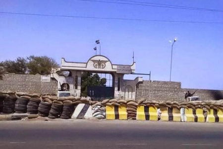 الحكومة اليمنية تأمر بإخراج المعسكرات من عدن