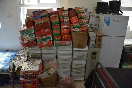 القبض على عصابة توزّع كميات مواد غذائية منتهية الصلاحية قادمة من تعز إلى عدن(صور)