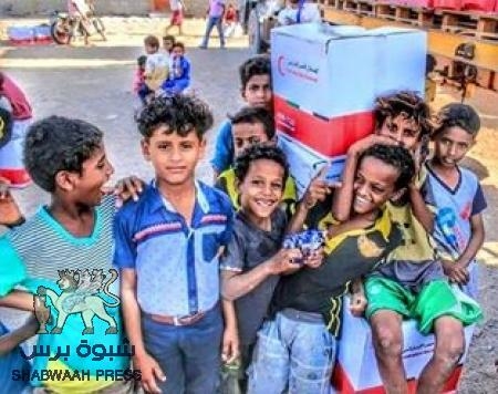 الهلال الأحمر الإماراتي يوزع مساعدات اغاثية على سكان المناطق المحررة فى المخاء