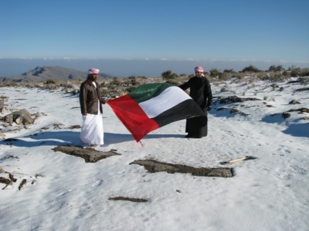 سوء الاحوال الجوية في الامارات وتساقط نادر للثلوج