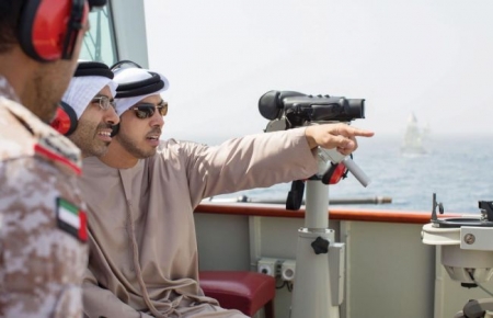 محمد بن زايد يركب البحر ويوجه البحرية الإماراتية بحماية مضيق باب المندب