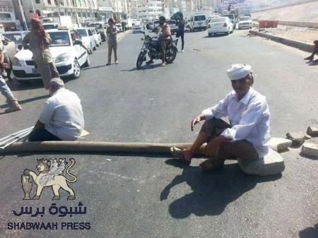 لليوم الثالث على التوالي.. المتقاعدون العسكريون يقطعون الطريق العام بالمكلا مطالبين بصرف مرتباتهم