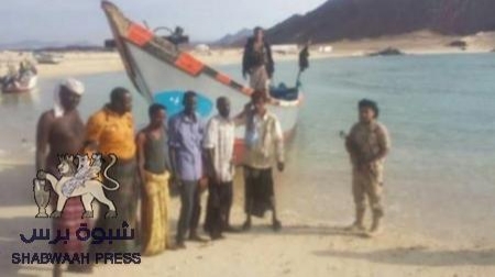قوات النخبة بشبوة تقبض على مهربين أفارقة وزورقين وتعتقل قبطانهما