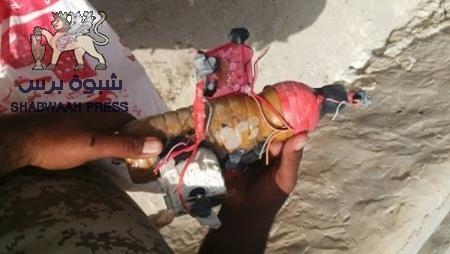 قوات الأمن في غيل باوزير تبطل عبوات ناسفة(صور)
