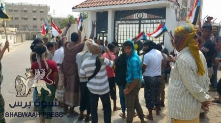 موظفو شركة النفط بعدن ومواطنون يطالبون الرئيس هادي بإقالة فاسد يمني