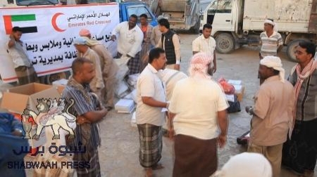 الهلال الأحمر الإماراتي يوزع مساعدات إنسانية عاجلة لعمال النظافة بوادي حضرموت