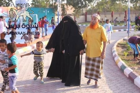 بدعم وتمويل الهلال الأحمر الإماراتي.. افتتاح حديقة الشعب بالعاصمة عدن (ملف صور)
