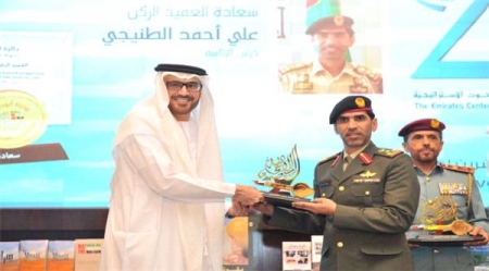 الإمارات تكرم قائد العملية البرمائية لتحرير عدن ولحج والعند بجائزة ‏أفضل شخصيات ٢٠١٦ على مستوى الدولة