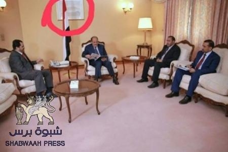 الفريق علي الأحمر ينزل صورة الرئيس هادي من مكتبه